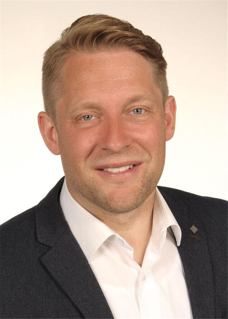 Dr. Henning K. Müller arbeitete 14 Jahre an seinem Werk und sichtete Unterlagen in 70 Archiven.
