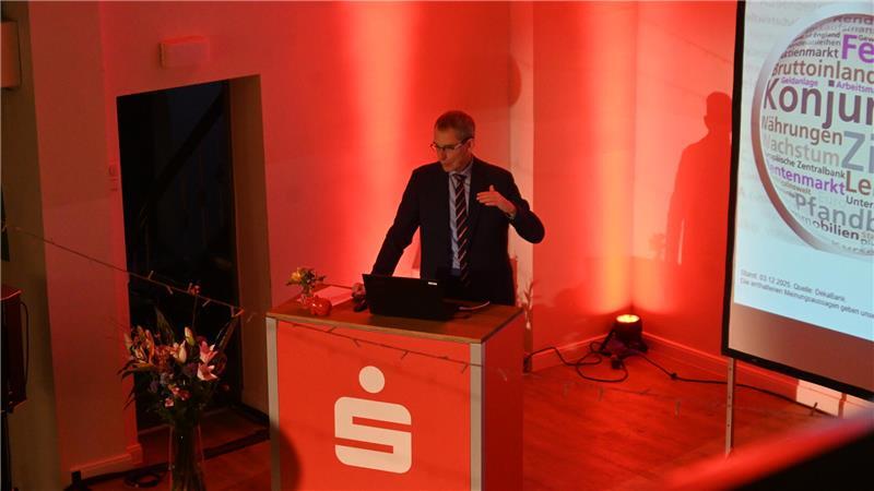 Dr. Holger Bahr von der DekaBank am Rednerpult.