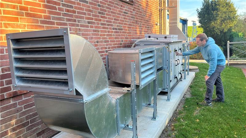 Neues Planetarium: Im Alten Land reisen Besucher durch die Galaxis Dr. Ipach blickt auf die Lüftungsanlage des Planetariums.