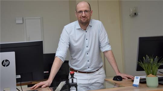 Dr. Jan Sulzer am Empfang seiner Praxis für Allgemeinmedizin in Jork-Königreich. Fotos aus einem Behandlungszimmer mag er nicht. Was dort passiere, bleibe unter Patient und Arzt, sagt er.