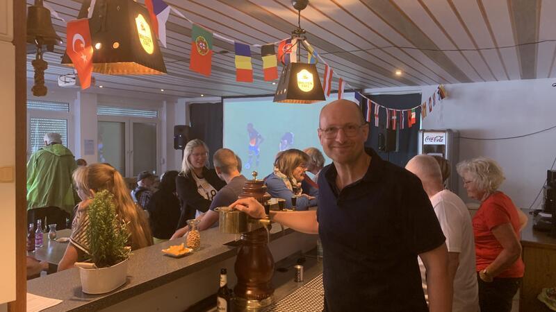 Hausarzt hat viele Ideen für neue Brüggerei im Alten Land Dr. Jan Sulzer hinter dem Tresen in der Brüggerei, zuvor die Gastwirtschaft De ole Sporkass. Mit der EM öffnete die Brüggerei. In Zukunft sollen viele Ideen in den Räumen umgesetzt werden.