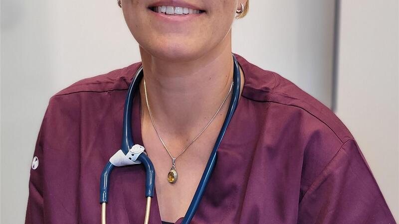 Dr. Janne Ottens ist Medizinerin. Den letzten Teil ihrer Ausbildung zur Kinder- und Jugendärztin absolviert sie seit kurzem in der Praxis Kinderarzt Cuxland in Nordholz.