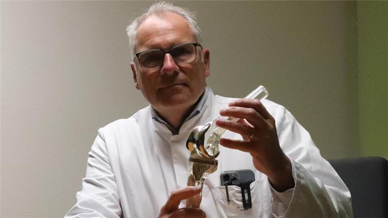Sportverletzungen und Doping bei den Amateuren: Stader Mediziner klären auf Dr. Jörg Franke zeigt ein Kniegelenk. Knieverletzungen sind häufig im Sport.