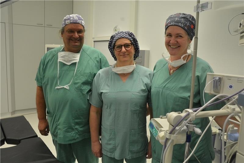 Dr. Jörg Witwity mit OP-Leiterin Susanne Ruprecht und Anästhesistin Yvonne Nachbar. Foto: Stephan