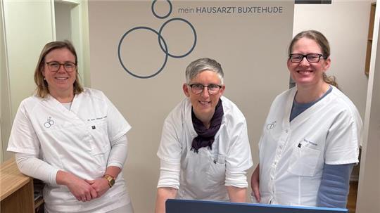 Dr. Johanna Lemb (von links) mit Praxismitarbeiterin Astrid Kaltenborn und der medizischen Fachangestellten Sonja Tomforde in Lembs Hausarztpraxis an der Bahnhofstraße in Buxtehude.