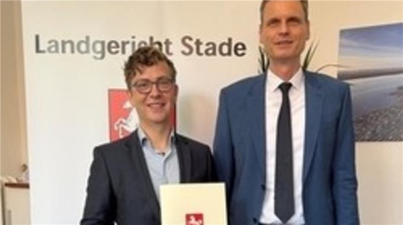 Dr. Jonas Finke (links) wurde durch den Präsidenten des Landgerichts Stade, Oliver Sporré, zum stellvertretenden Direktor des Amtsgerichts Stade ernannt.