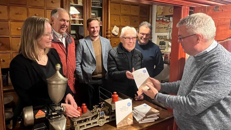 Dr. Kai Janofsky, Uwe Boisch, Dr. Sebastian Ipach, Jürgen Hoffmann und Grafiker Volker Groneberg überreichen Bürgermeister Matthias Riel das druckfrische Altländer Jahrbuch (von links).