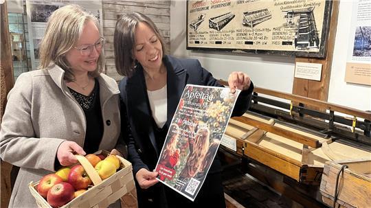 Dr. Kai Janofsky und Miriam Stöckmann stellen den ersten Apfeltag im Museum Altes Land in Jork auf die Beine (von links).