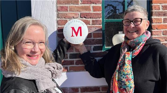 Dr. Kai Janofsky und ihre Kollegin Barbara Wetegrove freuen sich über das Museumsgütesiegel für das Museum Altes Land (von links).