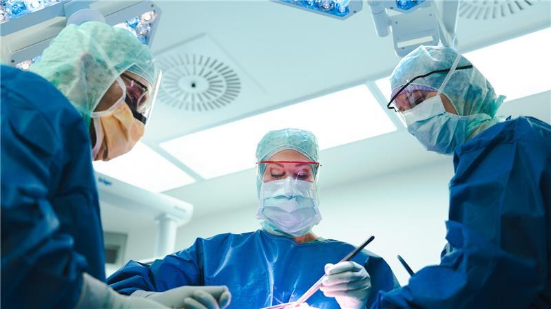 Dr. Karina Bohlen (Mitte) und ihr Team im OP.