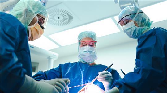 Dr. Karina Bohlen und ihr Team im OP. Das Knie wurde schon früh zu ihrem Schwerpunkt.