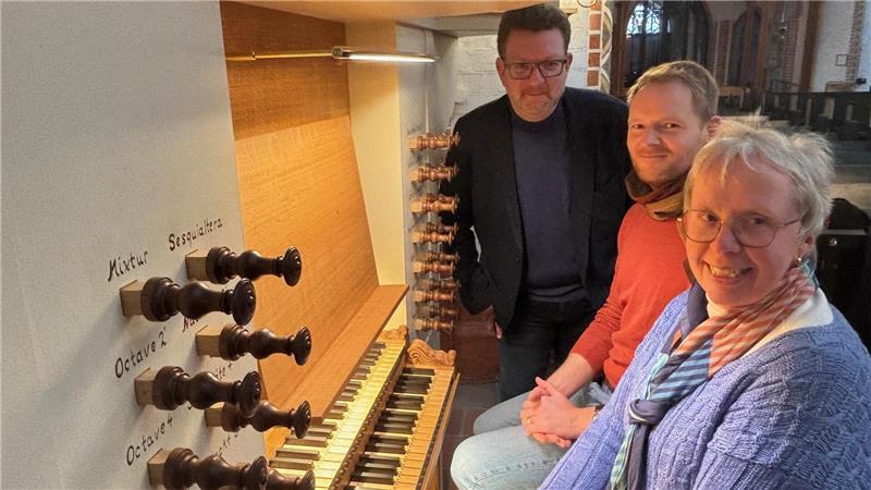 Hochschule 21: Studenten bauen Instrumente aus Lebkuchen und Waffeln Dr. Karsten Ley (1. Vorsitzender Musica Viva, von links), Pastor Chris Hasemann und Kreiskantorin Sybille Groß sitzen an der West Chororgel in der St.-Petri-Kirche in Buxtehude.