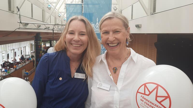 Dr. Katja Otter, Vorsitzende des Förderkreises im Stadeum (links), und Uschi Lukasek, einst 100. Mitglied im Förderkreis, freuen sich über die gute Resonanz auf die Aktion.