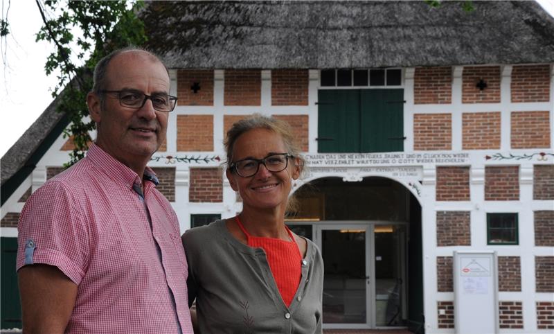 Dr. Klaus-Peter und Sabine Wilkens freuen sich über das frisch sanierte, ortsbildprägende Fachwerkhaus an der Bundesstraße 73 in Dollern. Sie haben das alte Gemäuer erhalten, aber modern eingerichtet. Fotos: Lankuttis