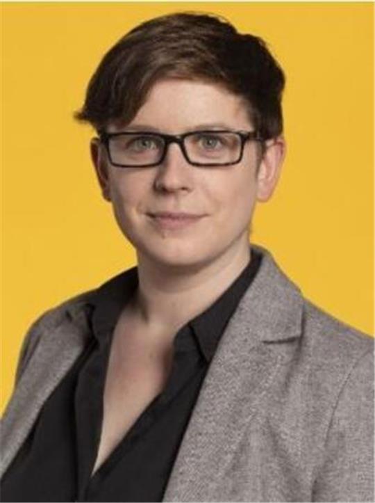 Dr. Lea Hagedorn hält einen Vortrag über Karikaturen.