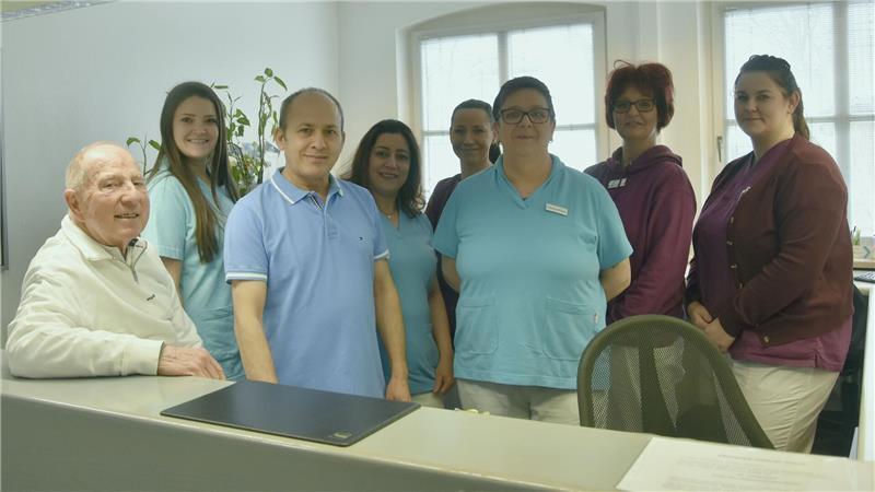 Dr. Lutz Sperhake und Wahid Ghorwall mit ihren Mitarbeiterinnen.