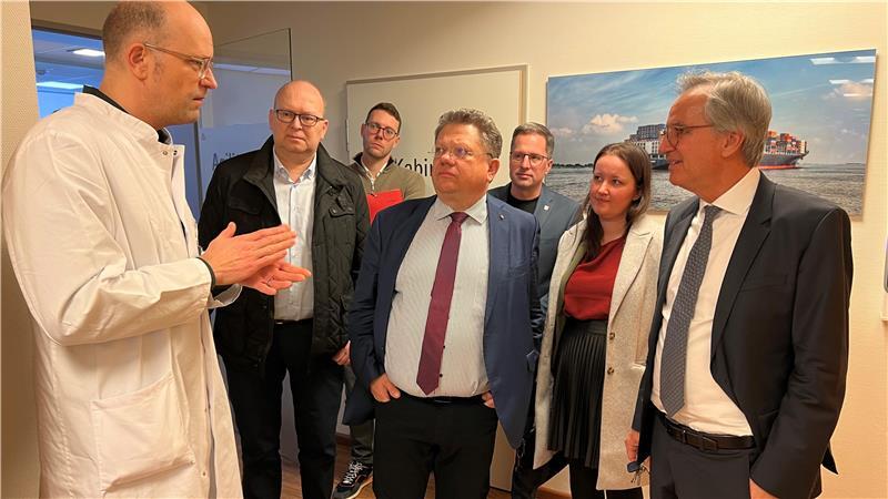 Zehn Millionen Euro für den Ausbau der Hancken-Klinik in Stade Dr. Markus Herrmann führt den Besuch um Minister Dr. Andreas Philippi (Mitte) durch die Strahlentherapie.