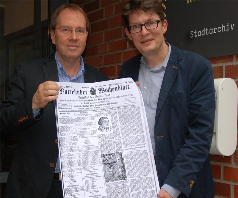 Dr. Martin Krarup und Bernd Utermöhlen mit einem Wochenblattartikel über Luther vom 31. Oktober 1917 .