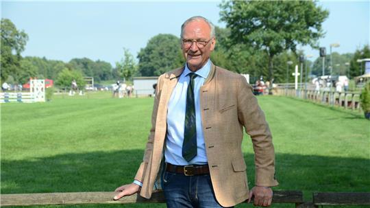 Dr. Martin Lübbeke ist seit Jahrzehnten Bahntierarzt beim Dobrock-Turnier. Für den Tiermediziner aus der Wingst steht das Wohl des Pferdes über allem.