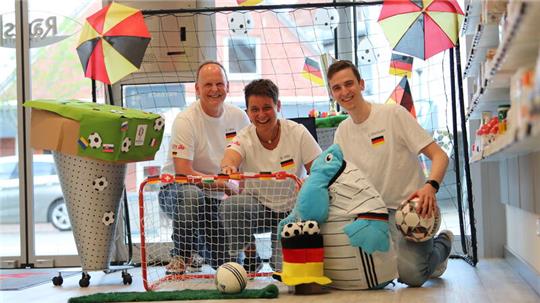 Dr. Mathias Grau, Maxi Grau und Constantin von Davier (von links) haben sich für die Spieltage der deutschen Mannschaft etwas Besonderes überlegt.