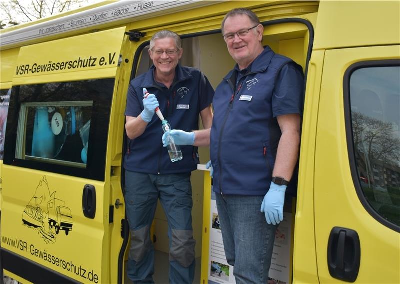 Dr. Matthias Ahlbrecht (links) und Ehrenamtler Arno Mittelmeyer (rechts) untersuchen eine Brunnenwasserprobe im Labormobil vom VSR-Gewässerschutz. Foto: Harald Guelzow