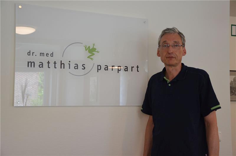 Dr. Matthias Parpart wechselte als Allgemeinmediziner mit Ende 50 noch einmal den Standort. Er ist jetzt Hausarzt in Ahlerstedt. Fotos von Allwörden