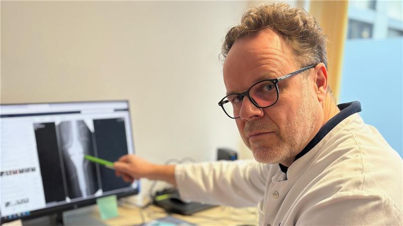 Dr. Matthias Priemel hat das Knie und das Schultergelenk von Tim Böckmann operiert. Hier ist die Knieprothese deutlich zu sehen.
