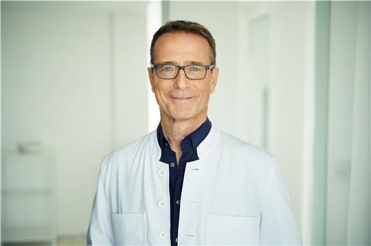 Dr. Matthias Riedl ist seit zehn Jahren erfolgreich mit den „Ernährungs-Docs“ im TV zu sehen. Foto: Sibler