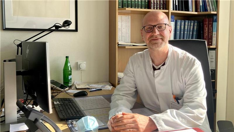 Dr. Nils-Kristian Dohse ist Chirurg am Agaplesion Diakonieklinikum Rotenburg, behandelt Tina Kuschel und plant derzeit die Gesäßstraffung.