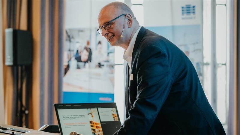 Experten in Buxtehude: Bringt der Bauturbo mehr bezahlbare Wohnungen? Dr. Olaf Joachim, Staatssekretär im Bundesministerium für Wohnen, Stadtentwicklung und Bauwesen: „In Hamburg 750 Wohnungen durch den Bauturbo genehmigt.“