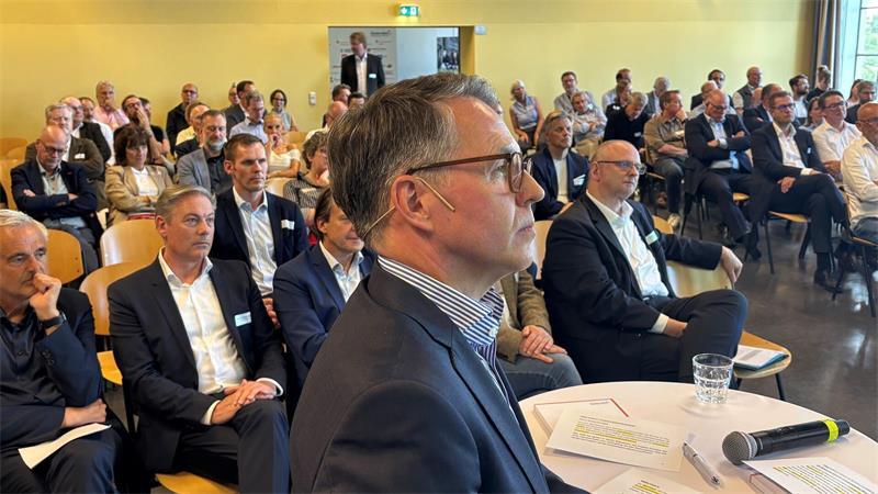 Experten in Buxtehude: Bringt der Bauturbo mehr bezahlbare Wohnungen? Dr. Olaf Krüger von der Süderelbe AG moderiert den 6. Tag der Bauwirtschaft in der Hochschule 21 in Buxtehude. Etwa 70 Menschen nehmen teil.