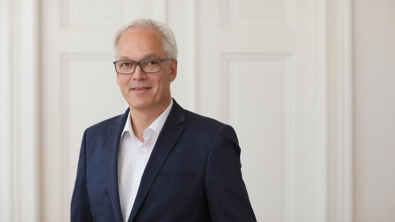 Darf mein Arbeitgeber bestimmen, was ich in der Pause mache? Dr. Peter Meyer ist Fachanwalt für Arbeitsrecht.