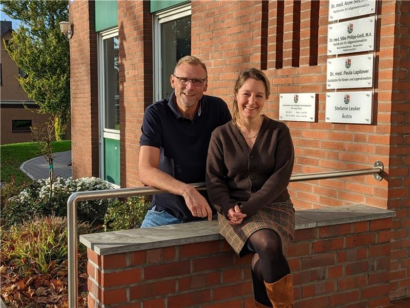 So steht es um die Ärzteversorgung in der Samtgemeinde Lühe Dr. Philipp Dürkes und Dr. Paula Lapilover vor der Arztpraxis Erste Meile in Hollern-Twielenfleth. Foto: Battmer