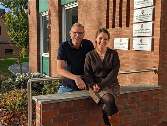 Dr. Philipp Dürkes und Dr. Paula Lapilover vor der Arztpraxis Erste Meile in Hollern-Twielenfleth. Foto: Battmer