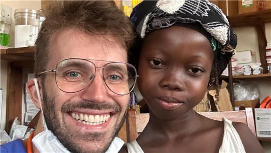 Dr. Ralf Lünstedt mit einer Patientin. Viele Familien in Sierra Leone können sich medizinische Hilfe nicht leisten.