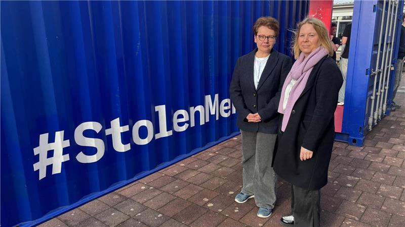 Dr. Ramona Bräu-Hergert von den Arolsen Archives (links) gemeinsam mit Initiatorin und Lehrerin Sophia Großkopf.