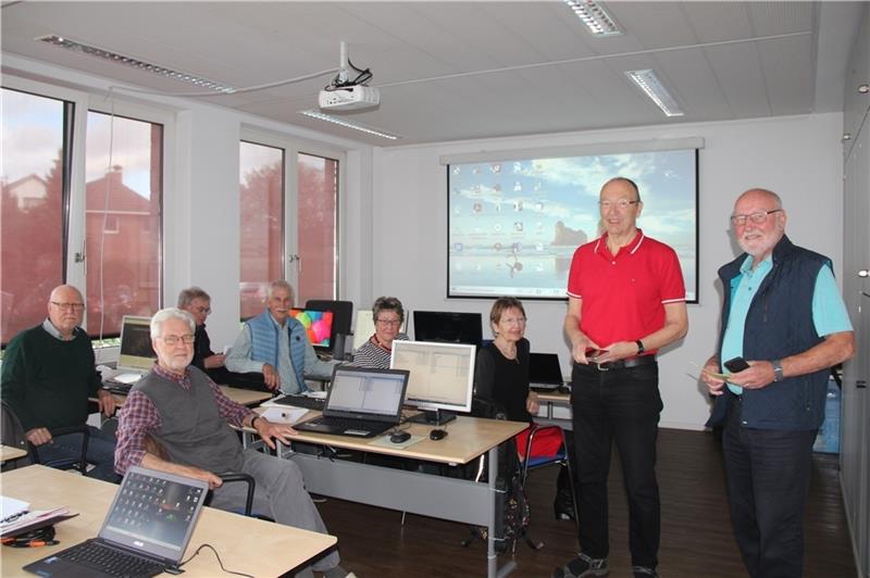 Dr. Reinhard Müller und Gerd Barda (rechts) leiten seit vielen Jahren den Computertreff bei der LAB Neu Wulmstorf. Hier trifft sich gerade die Gruppe PC + Internet für Fortgeschrittene. Die Nachfrage vor allem nach Smartphone-Unterricht wäc