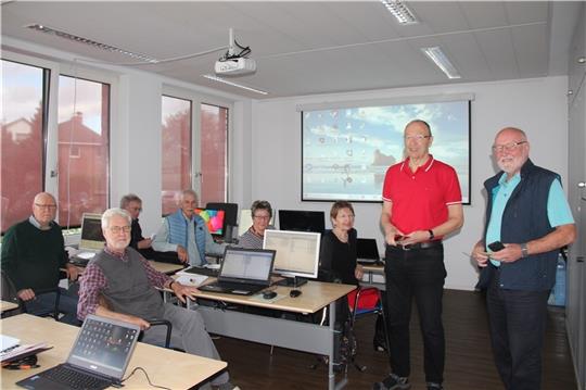 Dr. Reinhard Müller und Gerd Barda (rechts) leiten seit vielen Jahren den Computertreff bei der LAB Neu Wulmstorf. Hier trifft sich gerade die Gruppe PC + Internet für Fortgeschrittene. Die Nachfrage vor allem nach Smartphone-Unterricht wäc