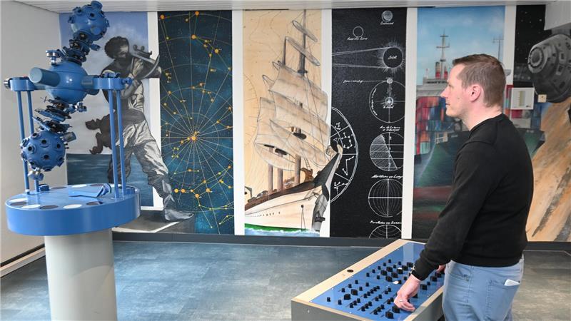 Neues 3D-Elbmodell in der Alten Seefahrtschule in Grünendeich installiert Dr. Sebastian Ipach am Projektionsgerät des Volkseigenen Betriebs Carl Zeiss Jena im Foyer der Alten Seefahrtschule vor der neu gestalteten Wand. Der Projektor war von 1980 bis 2025 im Einsatz.