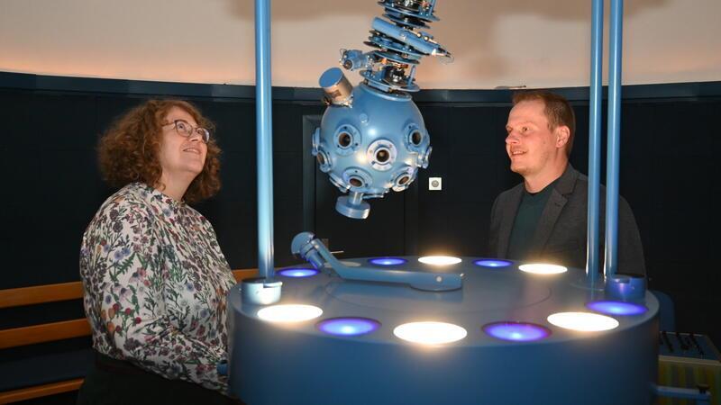 Dr. Sebastian Ipach erläutert Leader-Geschäftsstellenleiterin Lydia Goldschmidt die Technik im Planetarium der früheren Seefahrtschule in Grünendeich.