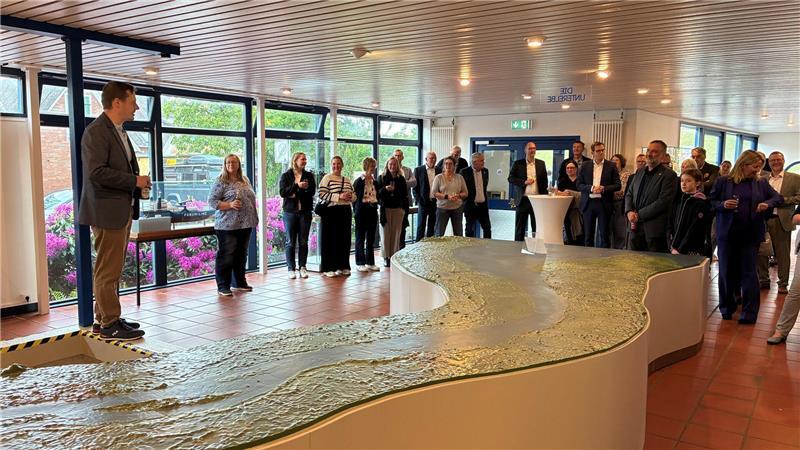 Neuer Anziehungspunkt für Sternegucker im Alten Land Dr. Sebastian Ipach (links) begrüsst die Gäste bei der offiziellen Einweihung des umgestalteten Foyers und Planetariums in der Alte Seefahrtschule in Grünendeich.
