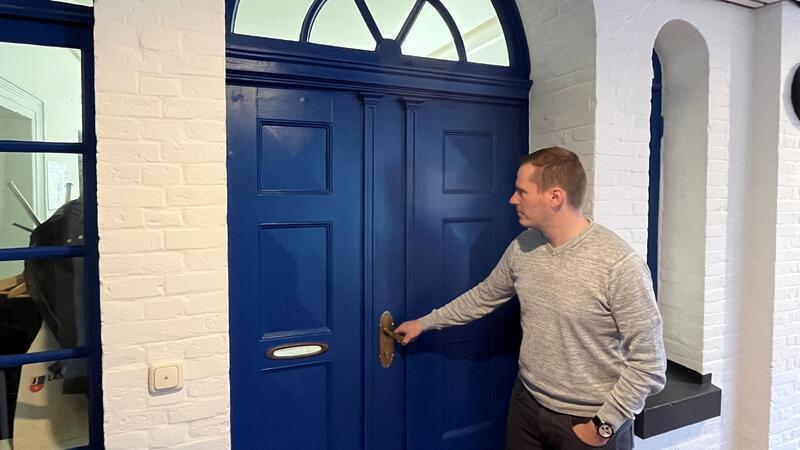 Archäologe löst das große Rätsel der Seefahrtschule in Grünendeich Dr. Sebastian Ipach öffnet die Tür der Alten Seefahrtschule von 1858, heute liegt diese im Inneren.