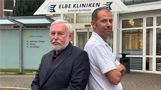 Dr. Sebastian Lawrenz (rechts) ist Chefarzt der Chirurgie am Elbe Klinikum Buxtehude - genau wie früher sein Vater Dr. Bodo Lawrenz.