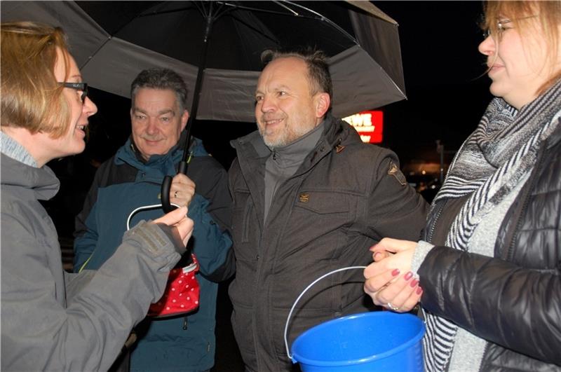 Trauer um Siegfried Schwarzer Dr. Siegfried Schwarzer mit Christian Wilkens und Dagmar Wosik-Dessel (von links) beim Verkauf der TAGEBLATT-Glücksschweinchen am Silvestermorgen. Foto: Laudien