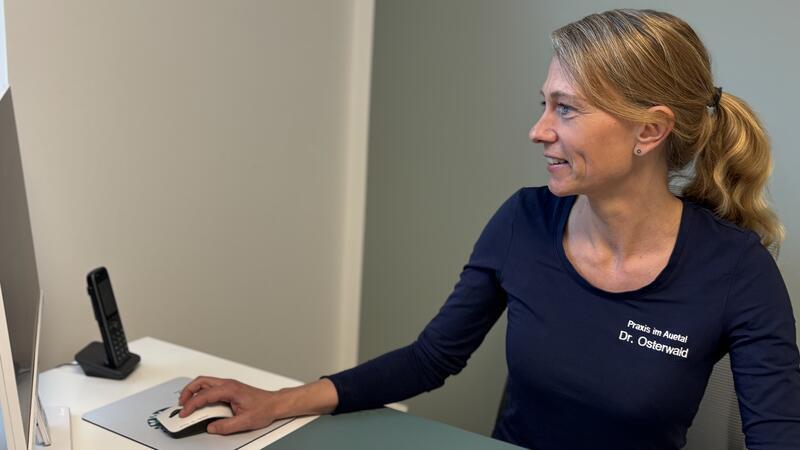 Dr. Susanna Osterwald hat bewusst die eigene Praxis gewählt. Sie kümmert sich um alles: von der Abrechnung bis zu den Parkplätzen.