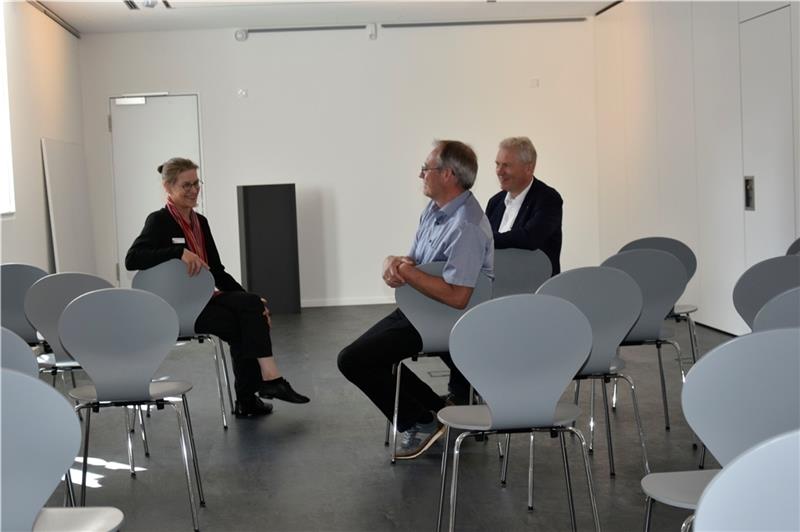 Dr. Susanne B. Keller freut sich mit Peter Sommer und Nikolaus Gehrs über die neuen Stühle fürs Museum. Foto: Felsch