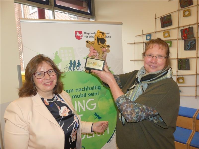 Dornbusch gewinnt zwei Wettbewerbe Dr. Susen Estram übergibt den „Autofrei“-Wanderpokal an die Dornbuscher Grundschulleiterin Birgit Swiatkowiak (rechts). Foto: Knappe