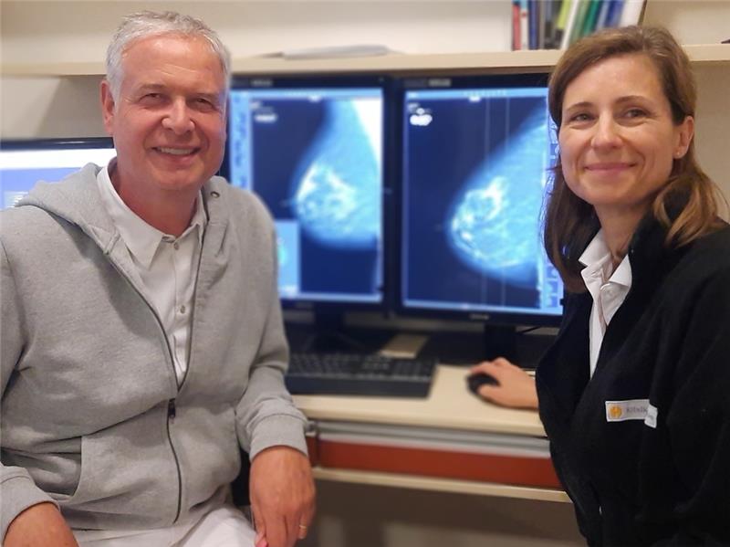 Künstliche Intelligenz hilft Klinik Dr. Hancken bei der Krebs-Früherkennung Dr. Thilo Töllner, Leiter des Brustzentrums Stade-Buxtehude, und Felicia Frischmuth, Fachärztin für Radiologie, haben das Programm mit entwickelt. Foto: Fehlbus