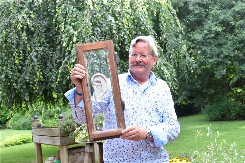 Dr. Thomas Berg mit einem seiner „ohrenbetäubenden“ Kunstwerke. Foto: Felsch