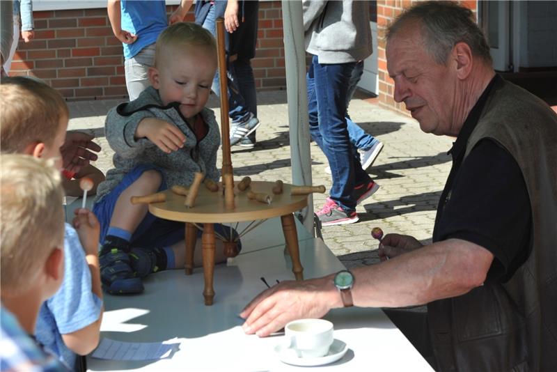 Dr. Thomas Ziegenhagen spielt mit Kindern. Foto: Wisser